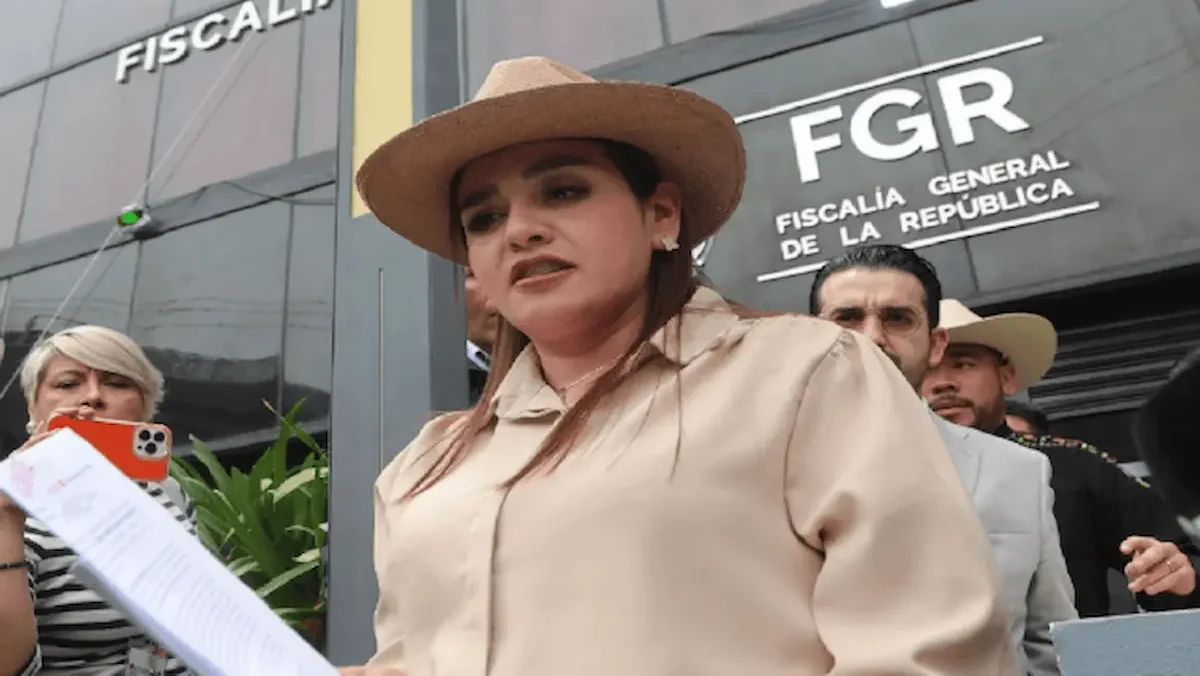 Grecia Quiroz fuera de las instalaciones de la Fiscalía Especializada en Materia de Delincuencia Organizada (Femdo), en la Ciudad de México