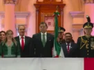 Desde el balcón, el gobernador y las autoridades estatales y municipales, acompañados por Cecilia Arellano y MariElise Budib, contemplaron también el espectáculo de luces que fueron instaladas por el gobierno de la ciudad.