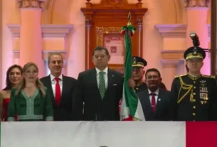 Desde el balcón, el gobernador y las autoridades estatales y municipales, acompañados por Cecilia Arellano y MariElise Budib, contemplaron también el espectáculo de luces que fueron instaladas por el gobierno de la ciudad.