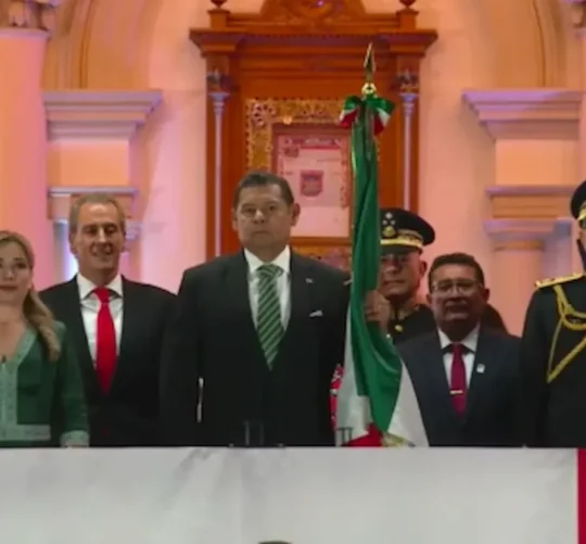 Desde el balcón, el gobernador y las autoridades estatales y municipales, acompañados por Cecilia Arellano y MariElise Budib, contemplaron también el espectáculo de luces que fueron instaladas por el gobierno de la ciudad.