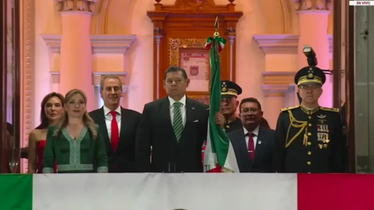 Desde el balcón, el gobernador y las autoridades estatales y municipales, acompañados por Cecilia Arellano y MariElise Budib, contemplaron también el espectáculo de luces que fueron instaladas por el gobierno de la ciudad.