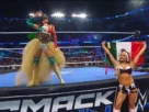 Chelsea Green y Tiffany Stratton durante Smackdown en la Ciudad de México