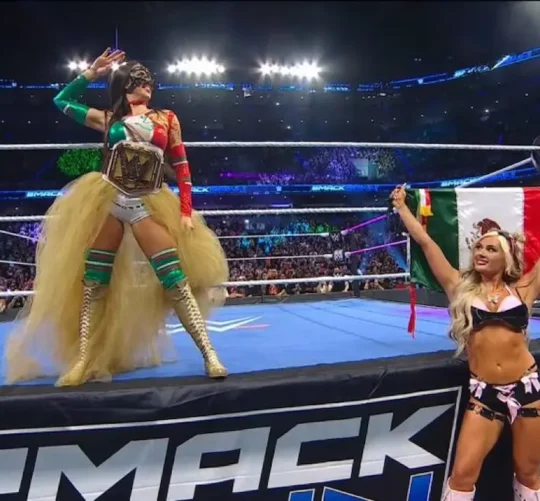 Chelsea Green y Tiffany Stratton durante Smackdown en la Ciudad de México