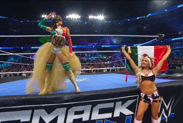 Chelsea Green y Tiffany Stratton durante Smackdown en la Ciudad de México