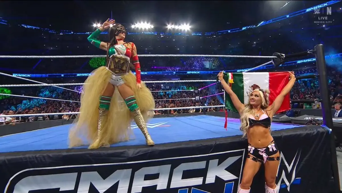 Chelsea Green y Tiffany Stratton durante Smackdown en la Ciudad de México