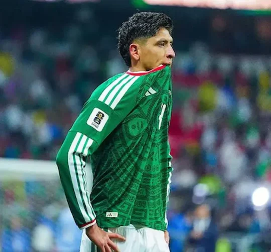 Edson Alvarez jugando para la selección nacional mexicana