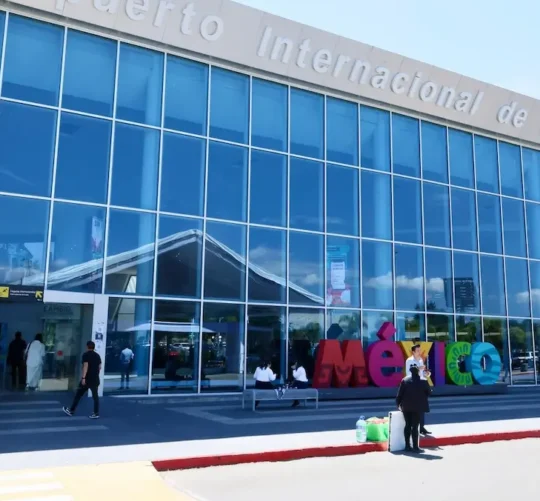 Fachada del Aeropuerto Internacional Hermanos Serdán