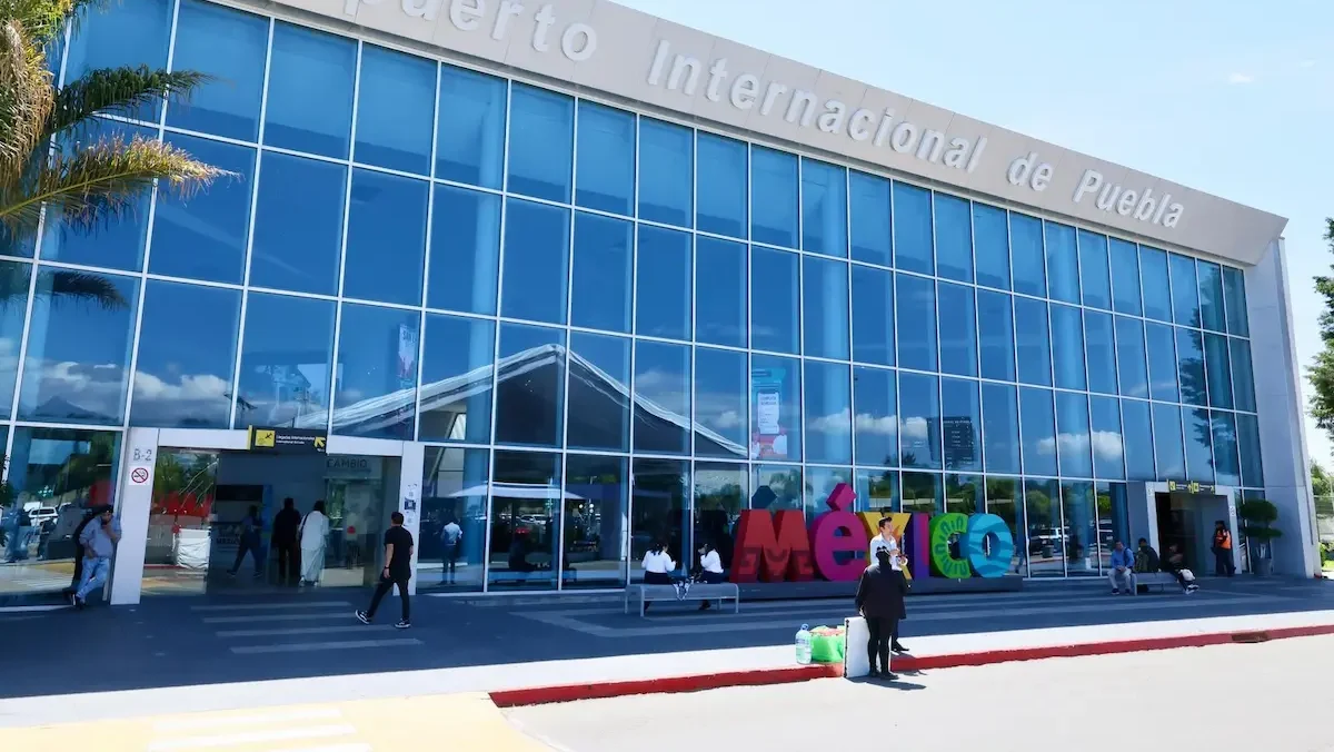 Fachada del Aeropuerto Internacional Hermanos Serdán