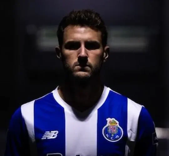 Santiago Gímenez es presentado con el Porto