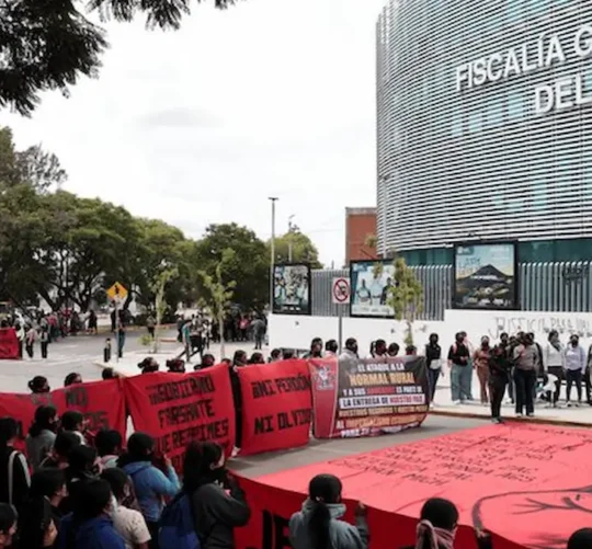 Alumnas de la Escuela Normal Rural “Carmen Serdán” de Teteles de Ávila lograron llegar a las instalaciones de la Fiscalía General del Estado (FGE)