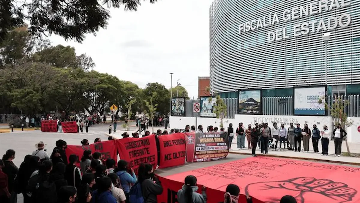 Alumnas de la Escuela Normal Rural “Carmen Serdán” de Teteles de Ávila lograron llegar a las instalaciones de la Fiscalía General del Estado (FGE)