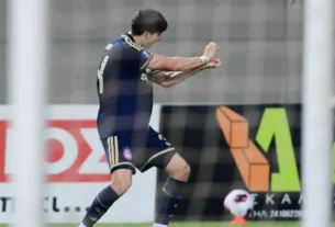 Armando ‘Hormiga’ González celebra su gol con un Kame-Hame-Ha, movimiento que aparece en la serie de televisión Dragon Ball.