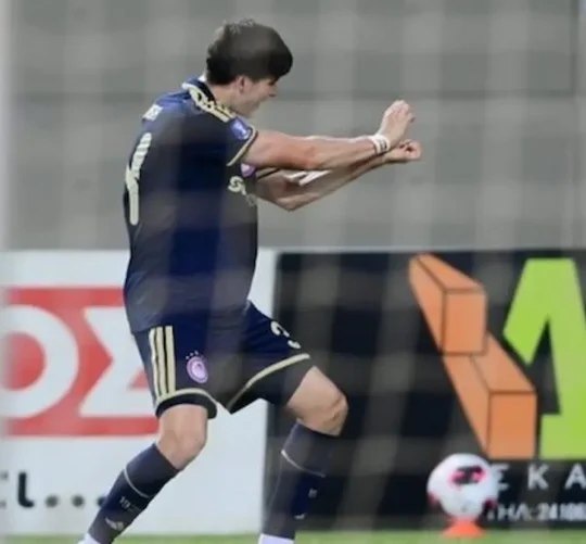 Armando ‘Hormiga’ González celebra su gol con un Kame-Hame-Ha, movimiento que aparece en la serie de televisión Dragon Ball.