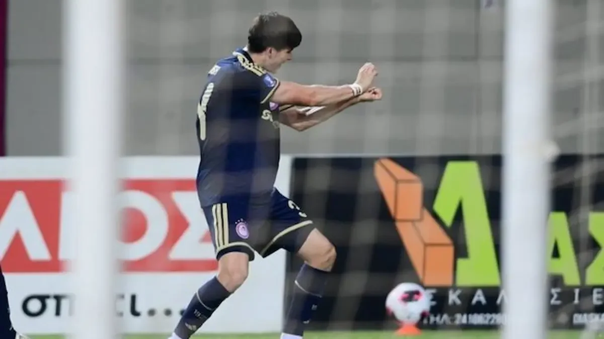 Armando ‘Hormiga’ González celebra su gol con un Kame-Hame-Ha, movimiento que aparece en la serie de televisión Dragon Ball.