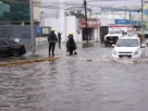 Las lluvias que se han registrado en las últimas 24 horas en Baja California Sur ya han provocado crecidas de arroyos, anegaciones, encharcamientos y socavones, con afectaciones a la circulación en diferentes vialidades.