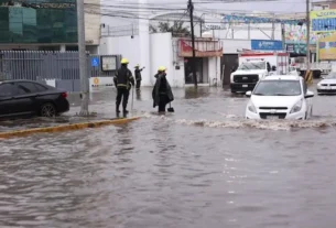 Las lluvias que se han registrado en las últimas 24 horas en Baja California Sur ya han provocado crecidas de arroyos, anegaciones, encharcamientos y socavones, con afectaciones a la circulación en diferentes vialidades.