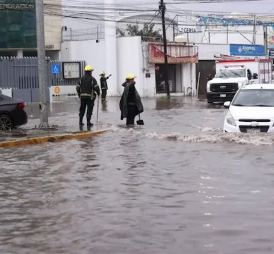 Las lluvias que se han registrado en las últimas 24 horas en Baja California Sur ya han provocado crecidas de arroyos, anegaciones, encharcamientos y socavones, con afectaciones a la circulación en diferentes vialidades.