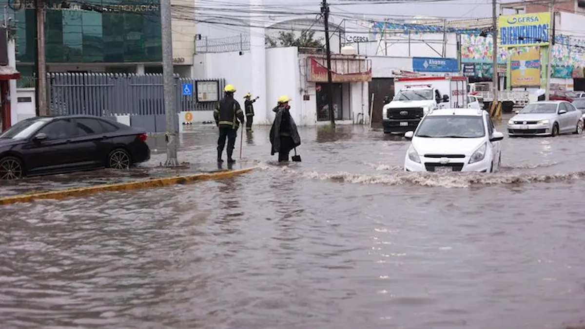 Las lluvias que se han registrado en las últimas 24 horas en Baja California Sur ya han provocado crecidas de arroyos, anegaciones, encharcamientos y socavones, con afectaciones a la circulación en diferentes vialidades.