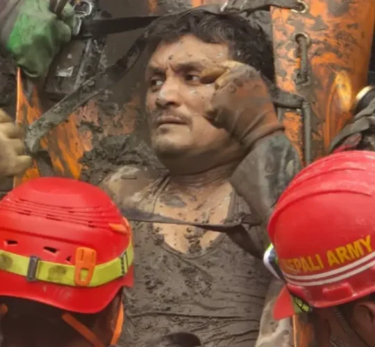 Sobreviviente rescatado por el personal militar durante una operación de rescate en el proyecto hidroeléctrico Trishuli-3ª