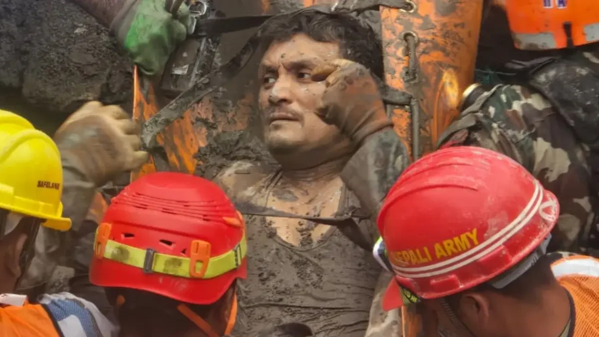 Sobreviviente rescatado por el personal militar durante una operación de rescate en el proyecto hidroeléctrico Trishuli-3ª