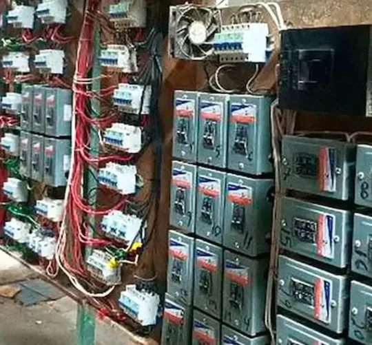 En el inmueble intervenido se halló una infraestructura eléctrica y tecnológica consistente en un transformador de pedestal, alrededor de 80 terminales de media tensión, ocho antenas de internet satelital y cerca de 300 equipos de cómputo especializados.