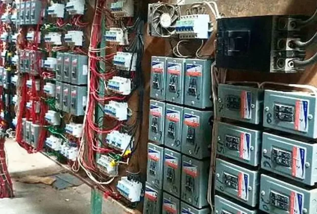 En el inmueble intervenido se halló una infraestructura eléctrica y tecnológica consistente en un transformador de pedestal, alrededor de 80 terminales de media tensión, ocho antenas de internet satelital y cerca de 300 equipos de cómputo especializados.