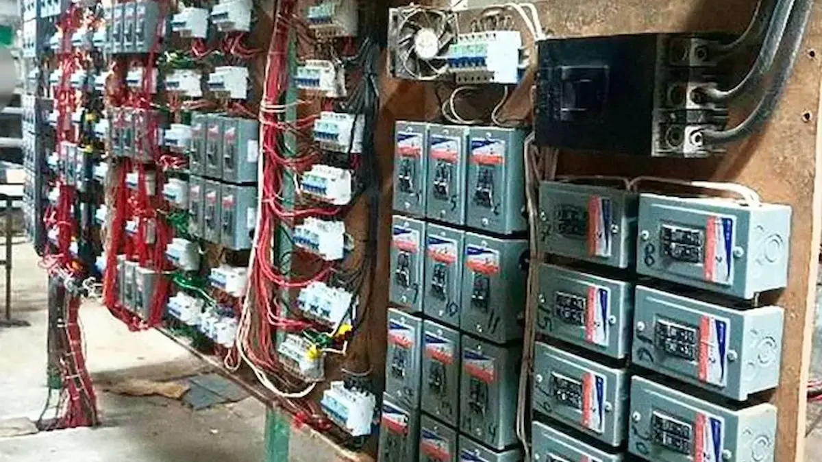 En el inmueble intervenido se halló una infraestructura eléctrica y tecnológica consistente en un transformador de pedestal, alrededor de 80 terminales de media tensión, ocho antenas de internet satelital y cerca de 300 equipos de cómputo especializados.