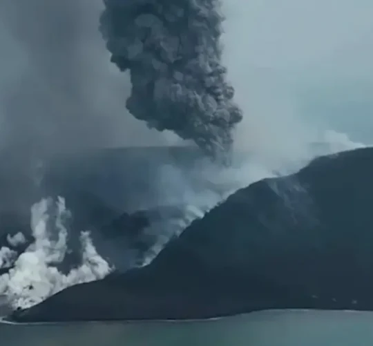 Erupción del volcán Anak Krakatoa