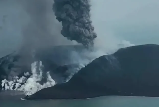 Erupción del volcán Anak Krakatoa