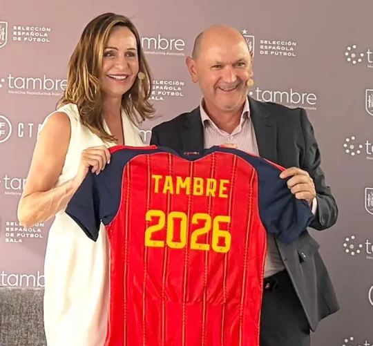 La directora de Futbol Femenino de la RFEF, Reyes Bellver y el presidente de la RFEF, Rafael Louzan