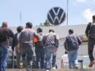 Empleados llegando a las instalaciones de Volkswagen