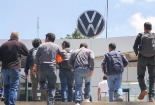 Empleados llegando a las instalaciones de Volkswagen