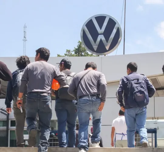 Empleados llegando a las instalaciones de Volkswagen