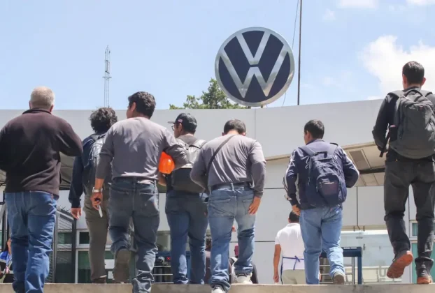 Empleados llegando a las instalaciones de Volkswagen