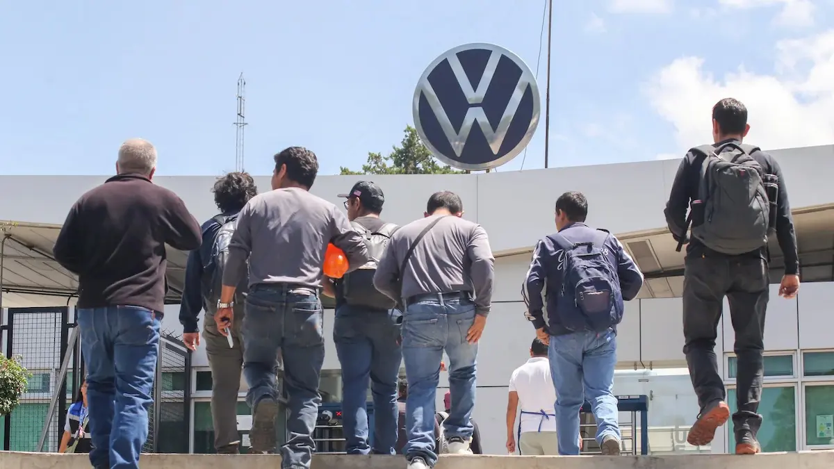 Empleados llegando a las instalaciones de Volkswagen