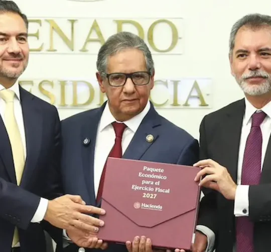El secretario de Hacienda federal, Edgar Amador Zamora, entrega al Congreso el Paquete Económico 2027.