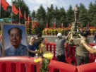 Personas rinden homenaje al difunto líder comunista, Mao Zedong, en Shaoshan, provincia central china de Hunan