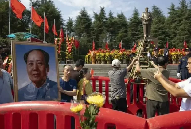 Personas rinden homenaje al difunto líder comunista, Mao Zedong, en Shaoshan, provincia central china de Hunan