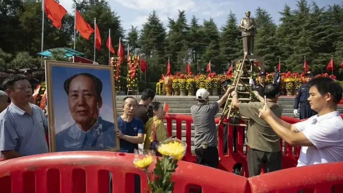 Personas rinden homenaje al difunto líder comunista, Mao Zedong, en Shaoshan, provincia central china de Hunan