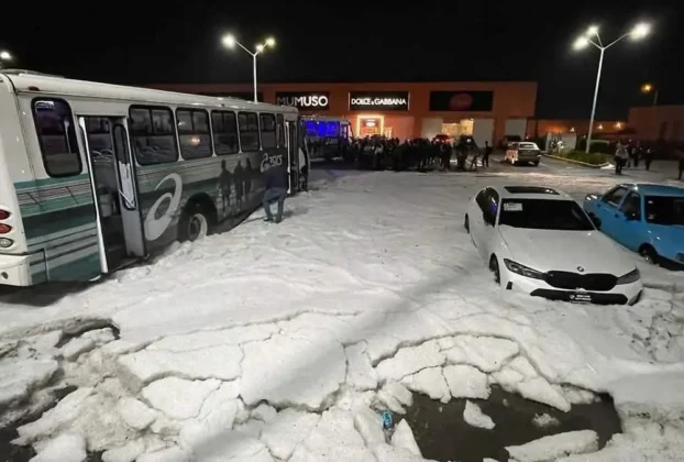 La fuerte tromba dejó complicaciones en la zona de la autopista México-Puebla, particularmente en las inmediaciones del Outlet y la planta Volkswagen.