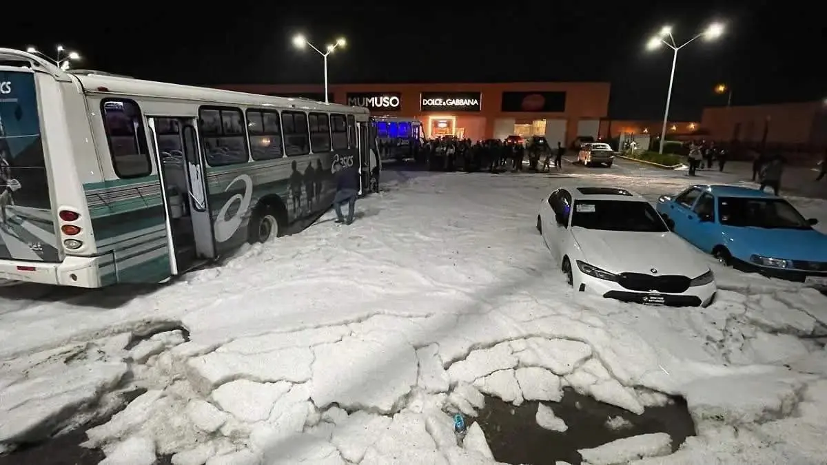 La fuerte tromba dejó complicaciones en la zona de la autopista México-Puebla, particularmente en las inmediaciones del Outlet y la planta Volkswagen.