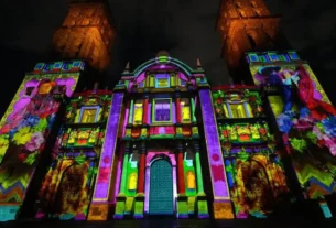 A través de imágenes, música y luz, la fachada de la Catedral se convirtió en escenario de distintos momentos del movimiento de Independencia, desde las conspiraciones que antecedieron al levantamiento