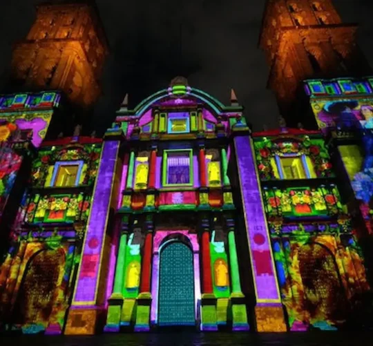 A través de imágenes, música y luz, la fachada de la Catedral se convirtió en escenario de distintos momentos del movimiento de Independencia, desde las conspiraciones que antecedieron al levantamiento