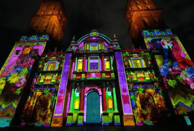 A través de imágenes, música y luz, la fachada de la Catedral se convirtió en escenario de distintos momentos del movimiento de Independencia, desde las conspiraciones que antecedieron al levantamiento