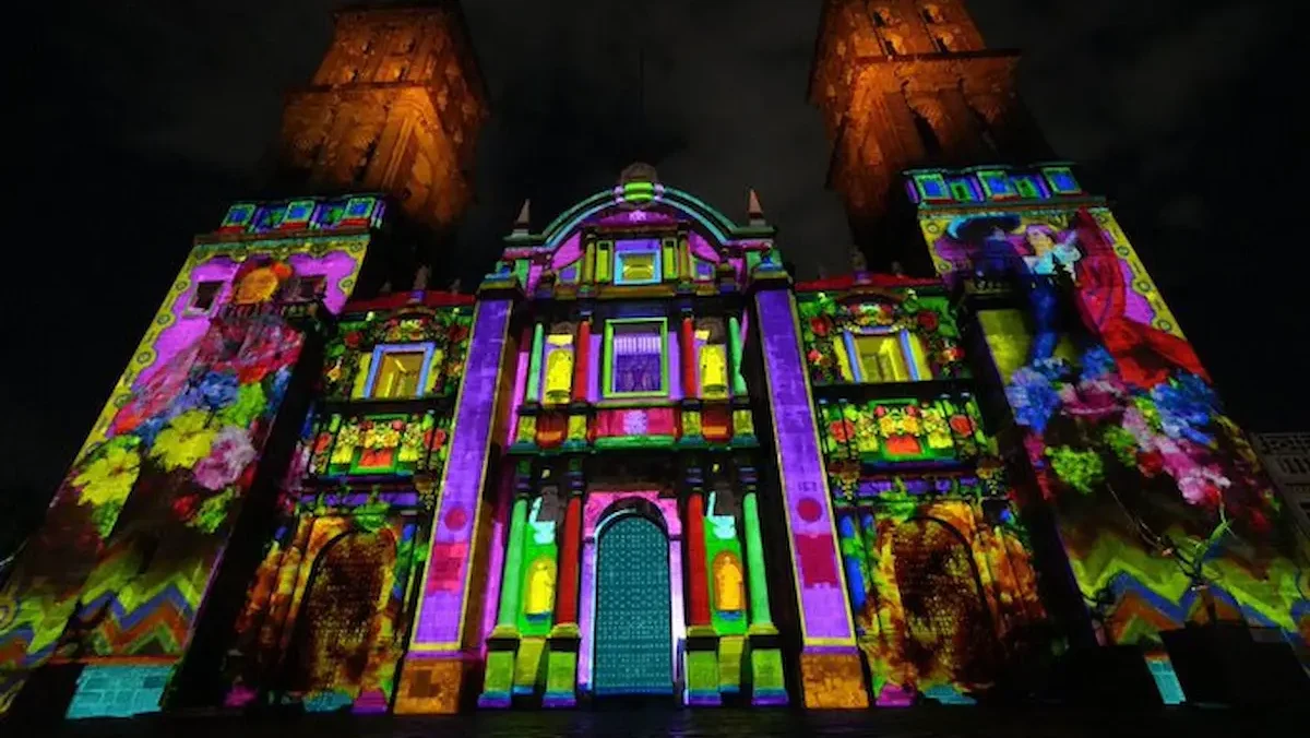 A través de imágenes, música y luz, la fachada de la Catedral se convirtió en escenario de distintos momentos del movimiento de Independencia, desde las conspiraciones que antecedieron al levantamiento