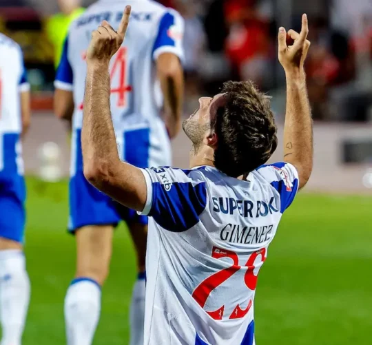 Santiago Gimenez alcanzó los 100 goles como jugador profesional