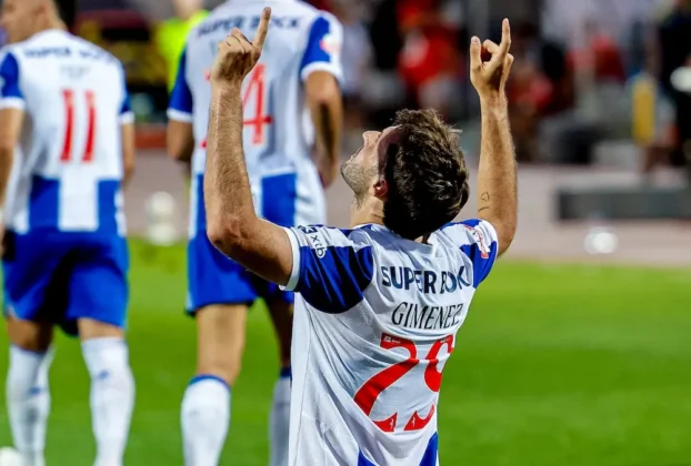 Santiago Gimenez alcanzó los 100 goles como jugador profesional