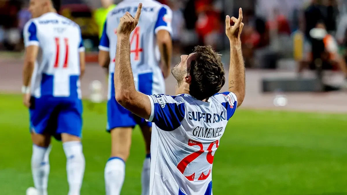 Santiago Gimenez alcanzó los 100 goles como jugador profesional