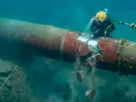 Personal de Pemex identificó que la fuga se originó en un ducto y trabaja en su contención.
