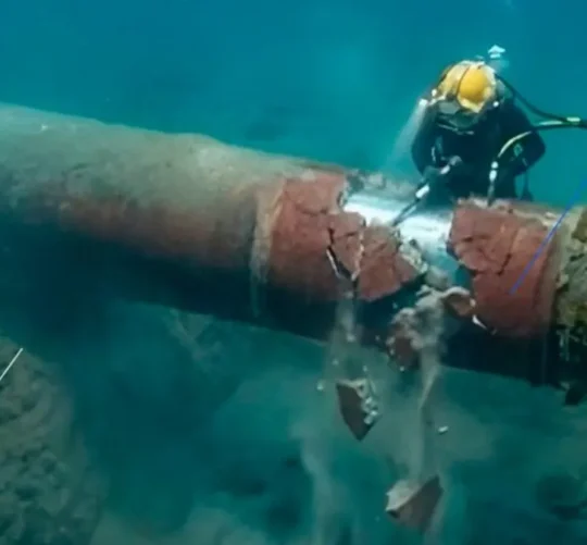 Personal de Pemex identificó que la fuga se originó en un ducto y trabaja en su contención.